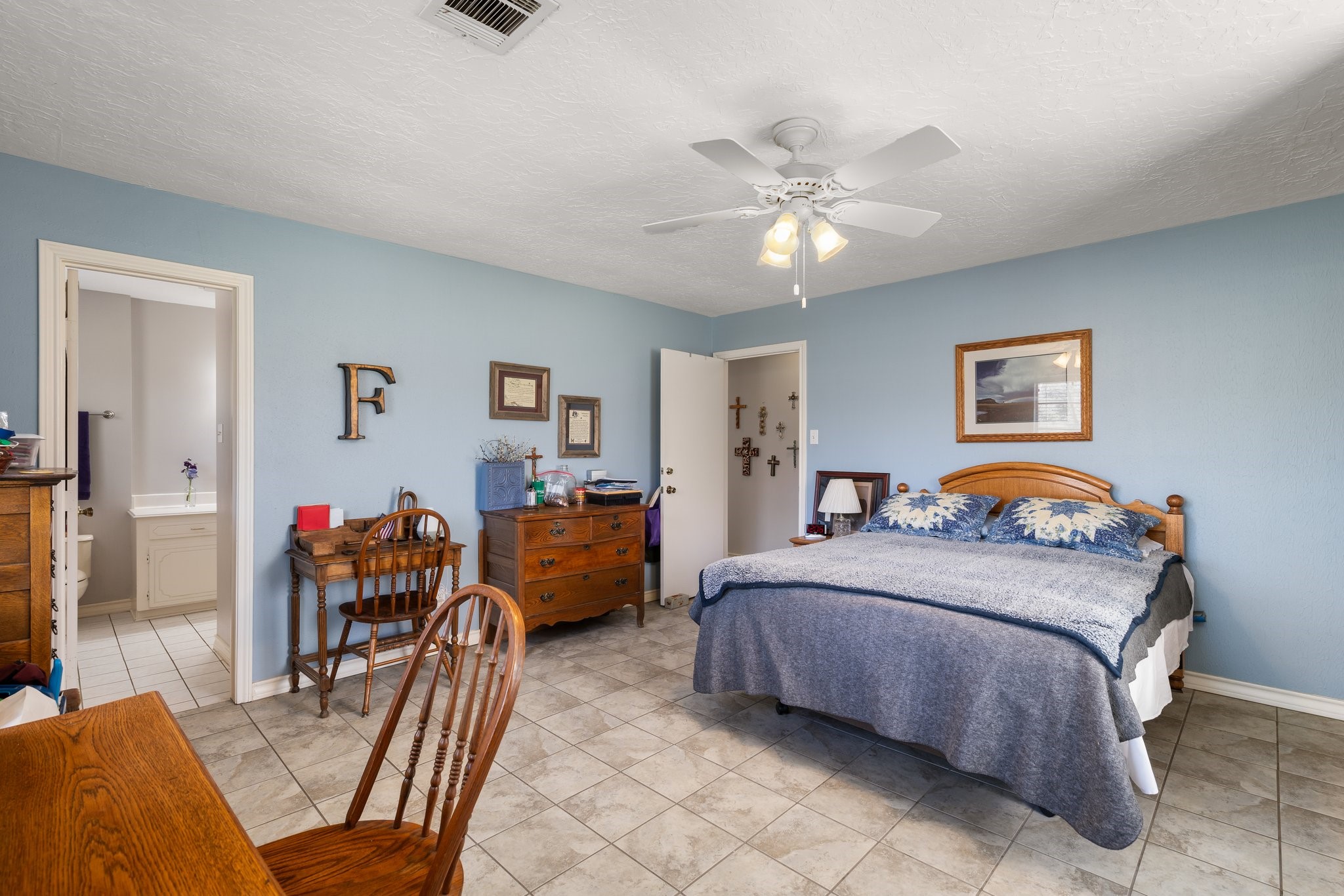 12156 Crockett Martin Road Conroe, TX 77306 - Photo 26 of 45 a bedroom with furniture and a chandelier