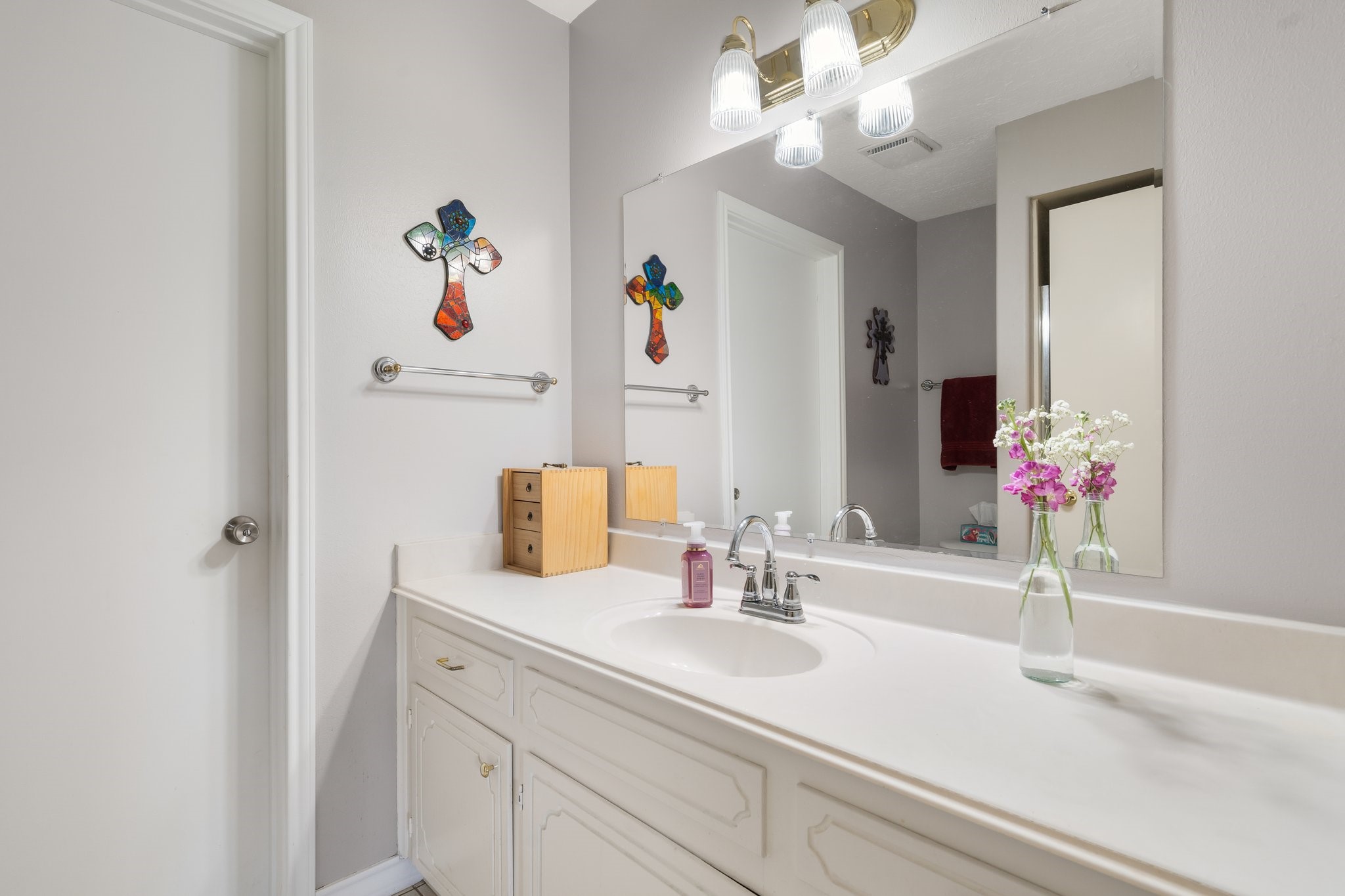12156 Crockett Martin Road Conroe, TX 77306 - Photo 31 of 45 a bathroom with a sink vanity and a mirror