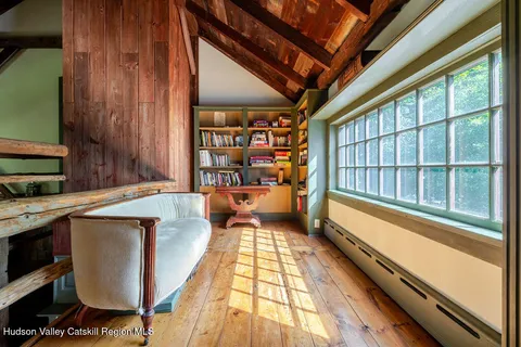 a view of entryway front of house