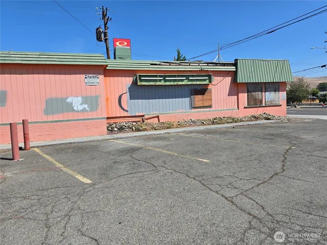 a view of parking area