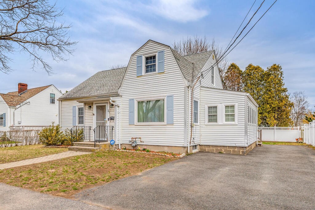 27 Leggs Hill Road Marblehead, MA 01945 - Photo 2 of 26 Gallery Image 2