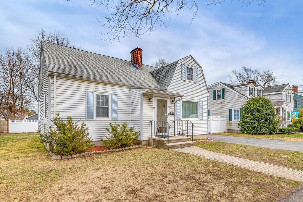 27 Leggs Hill Road Marblehead, MA 01945 - Photo 3 of 26 Gallery Image 3