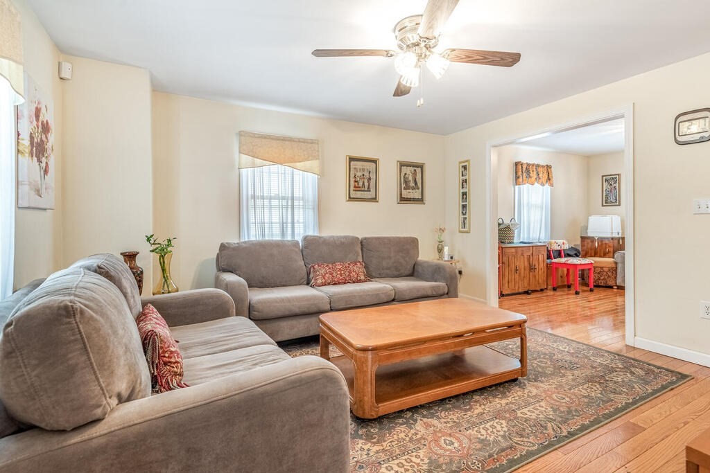 27 Leggs Hill Road Marblehead, MA 01945 - Photo 4 of 26 Gallery Image 4