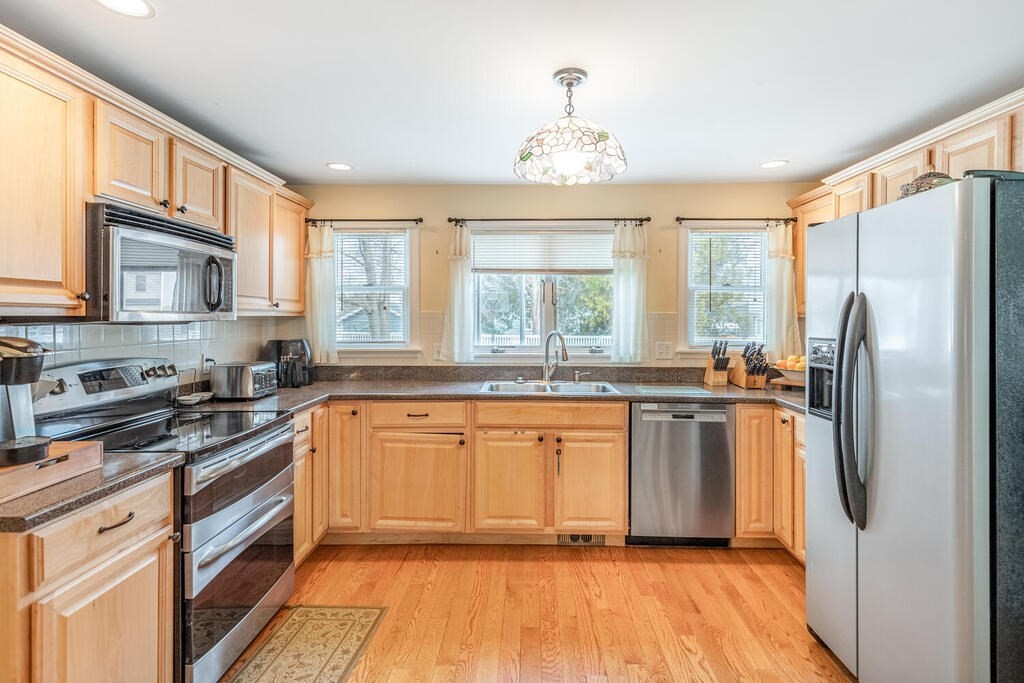 27 Leggs Hill Road Marblehead, MA 01945 - Photo 8 of 26 Gallery Image 8