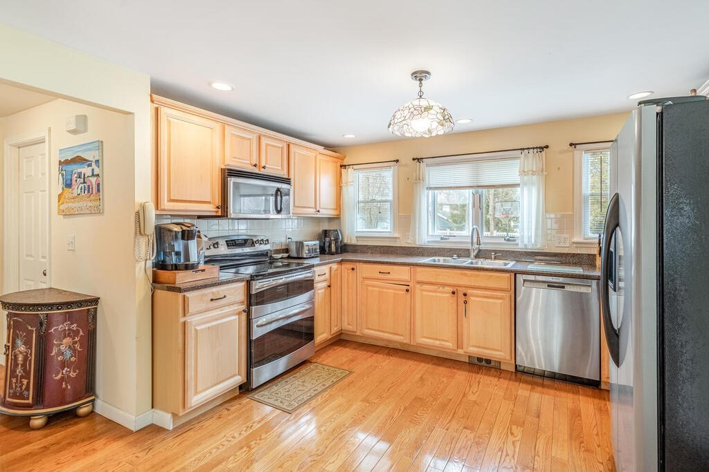 27 Leggs Hill Road Marblehead, MA 01945 - Photo 9 of 26 Gallery Image 9