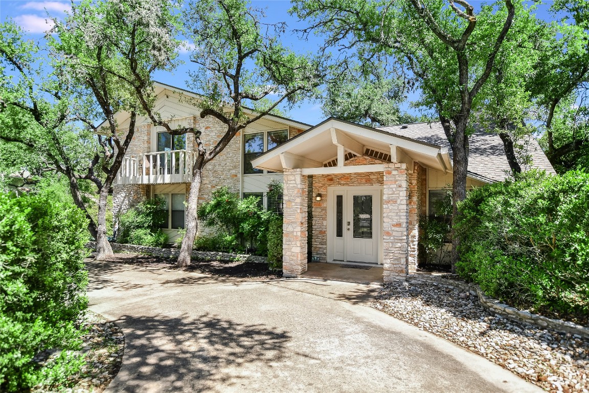 Welcome home to 9822 Mandeville Circle! Nestled in the well-established neighborhood of Spicewood at Balcones Village, and feeds into top rated Round Rock ISD schools.