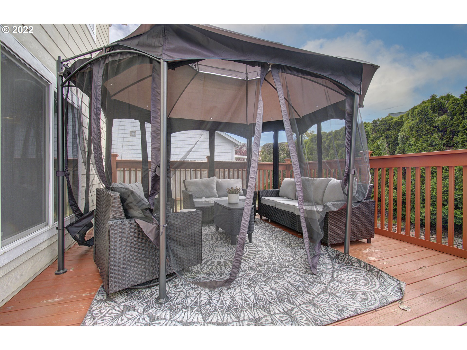 810 Raven Drive Ridgefield, WA 98642 - Photo 32 of 32 a view of a patio with a table and chairs