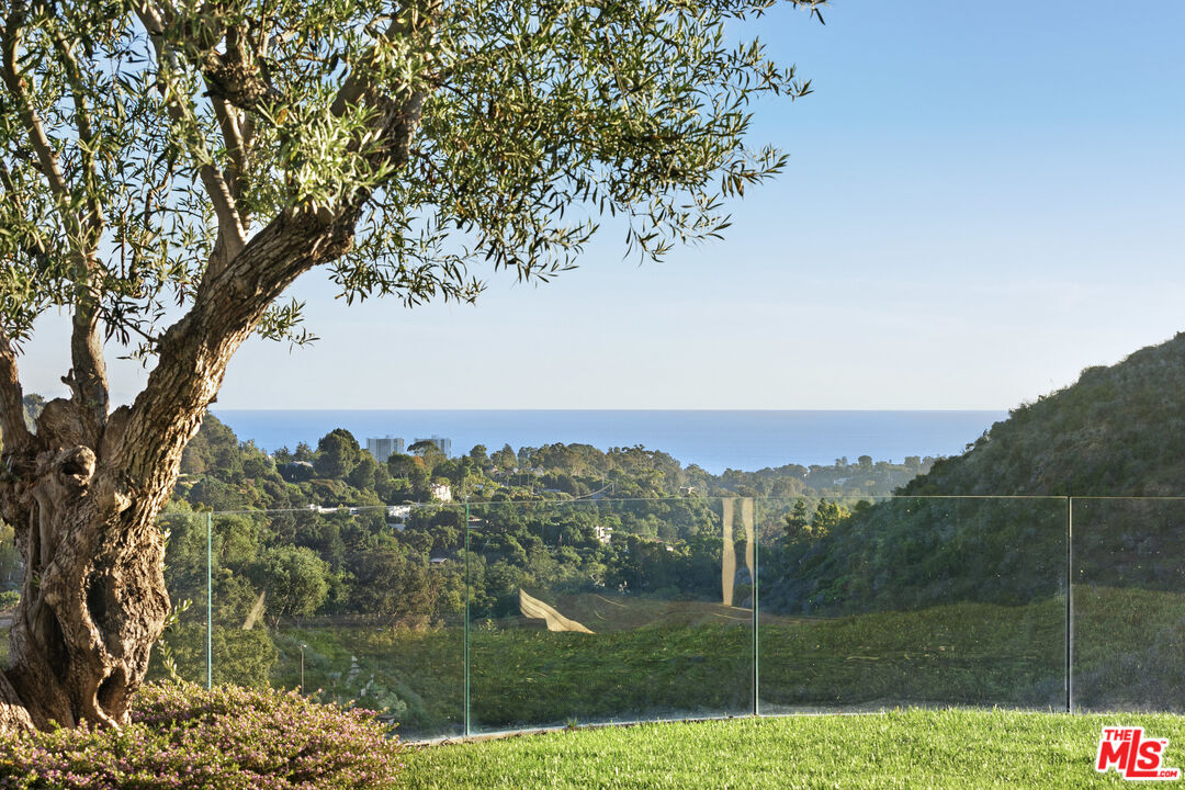 1550 Casale Road Pacific Palisades, CA 90272 - Photo 28 of 29 a view of a city