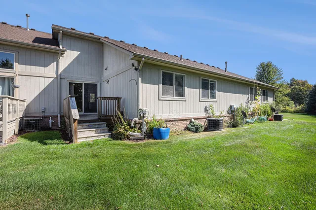 $264,900 | 26430 Sanajo Court, Unit 20, New Baltimore, MI 48051