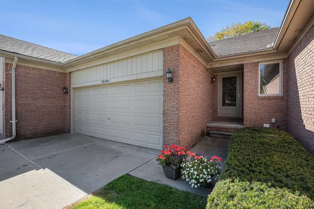 $264,900 | 26430 Sanajo Court, Unit 20, New Baltimore, MI 48051