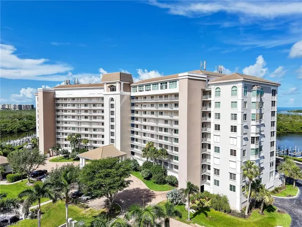 $5,900 | 13105 Vanderbilt Drive, Unit 909, Naples, FL 34110