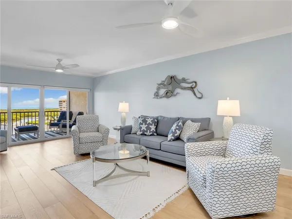 $5,900 | 13105 Vanderbilt Drive, Unit 909, Naples, FL 34110