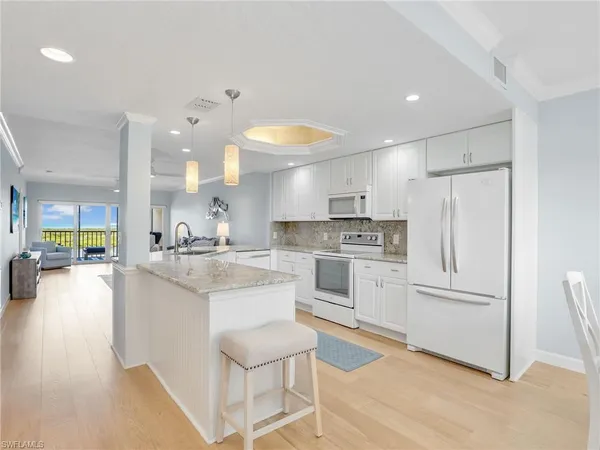$5,900 | 13105 Vanderbilt Drive, Unit 909, Naples, FL 34110