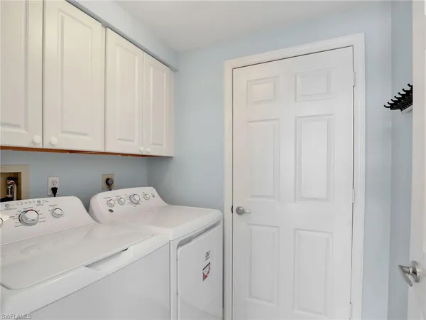 $5,900 | 13105 Vanderbilt Drive, Unit 909, Naples, FL 34110