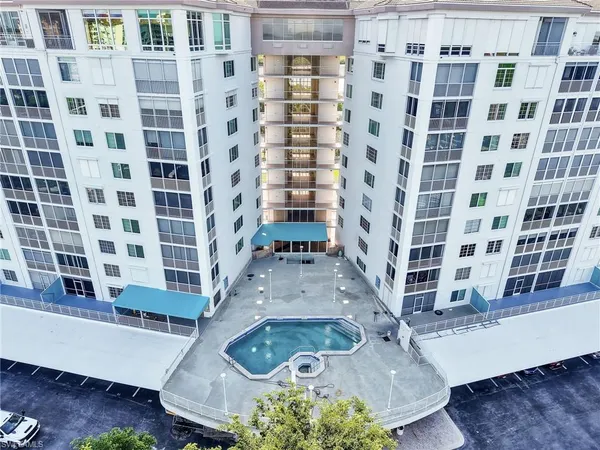 $5,900 | 13105 Vanderbilt Drive, Unit 909, Naples, FL 34110