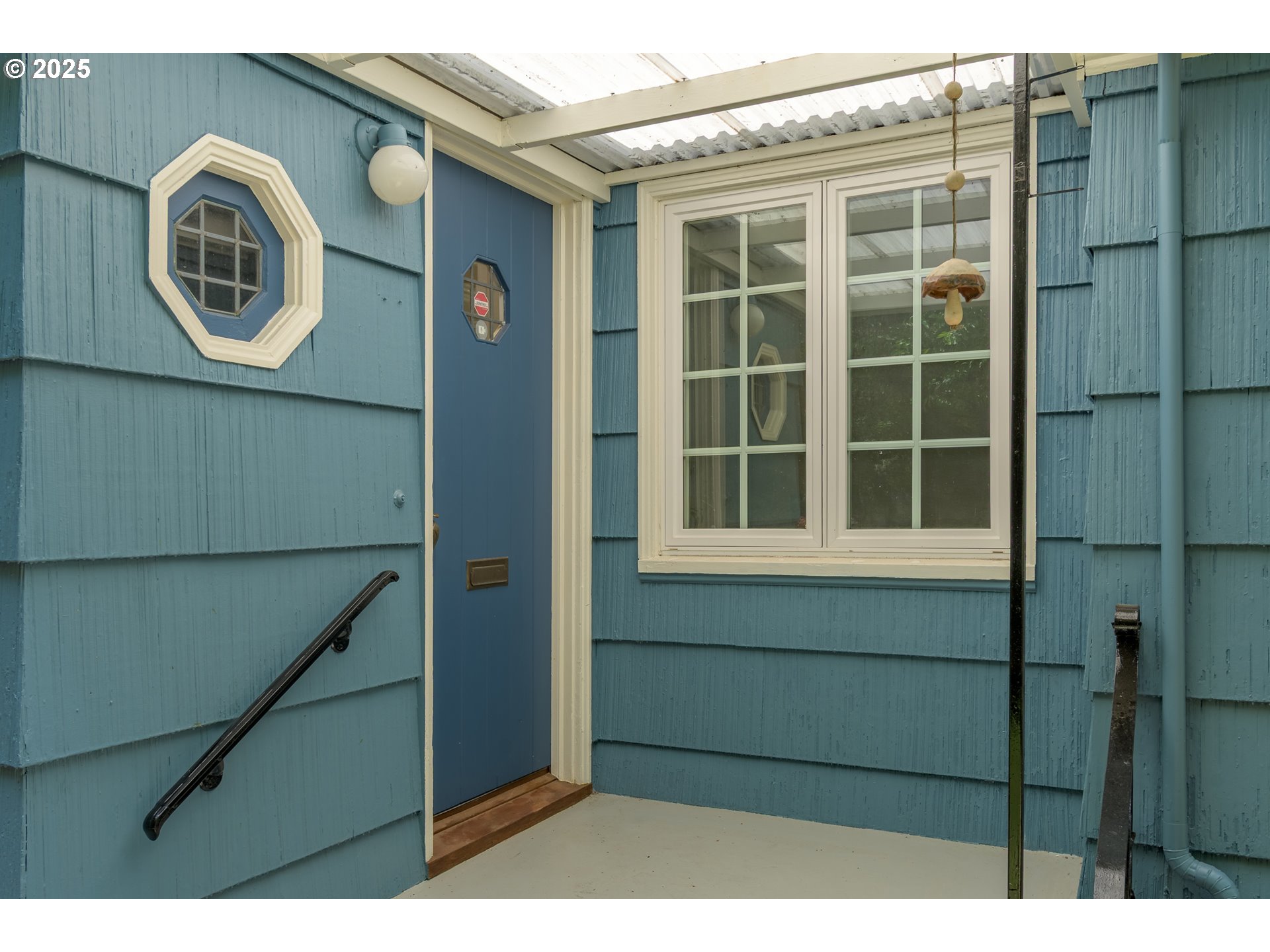 960 Washington Street Eugene, OR 97401 - Photo 11 of 43 a view of a door and a window