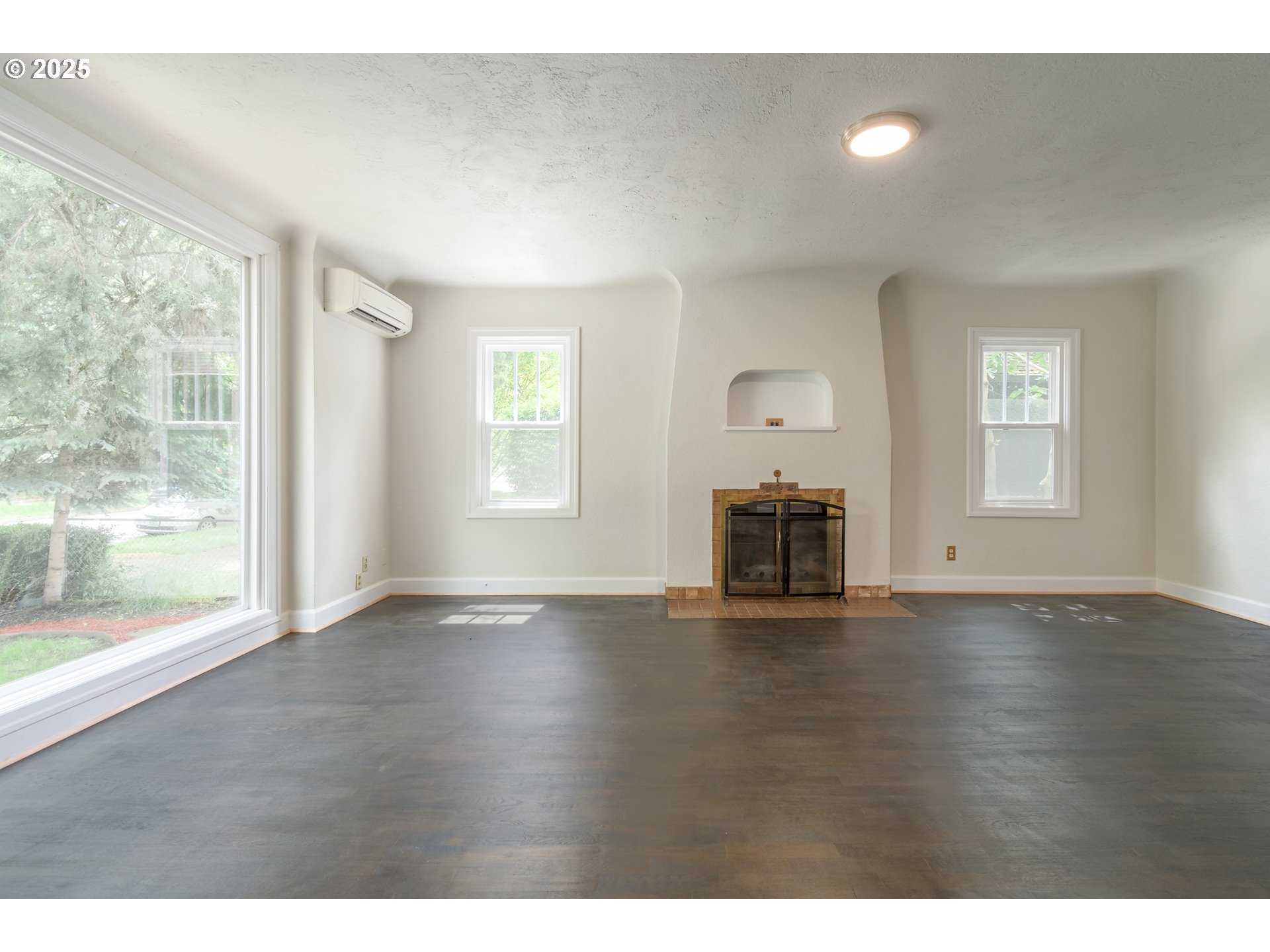 960 Washington Street Eugene, OR 97401 - Photo 12 of 43 a view of an empty room with a window and wooden floor