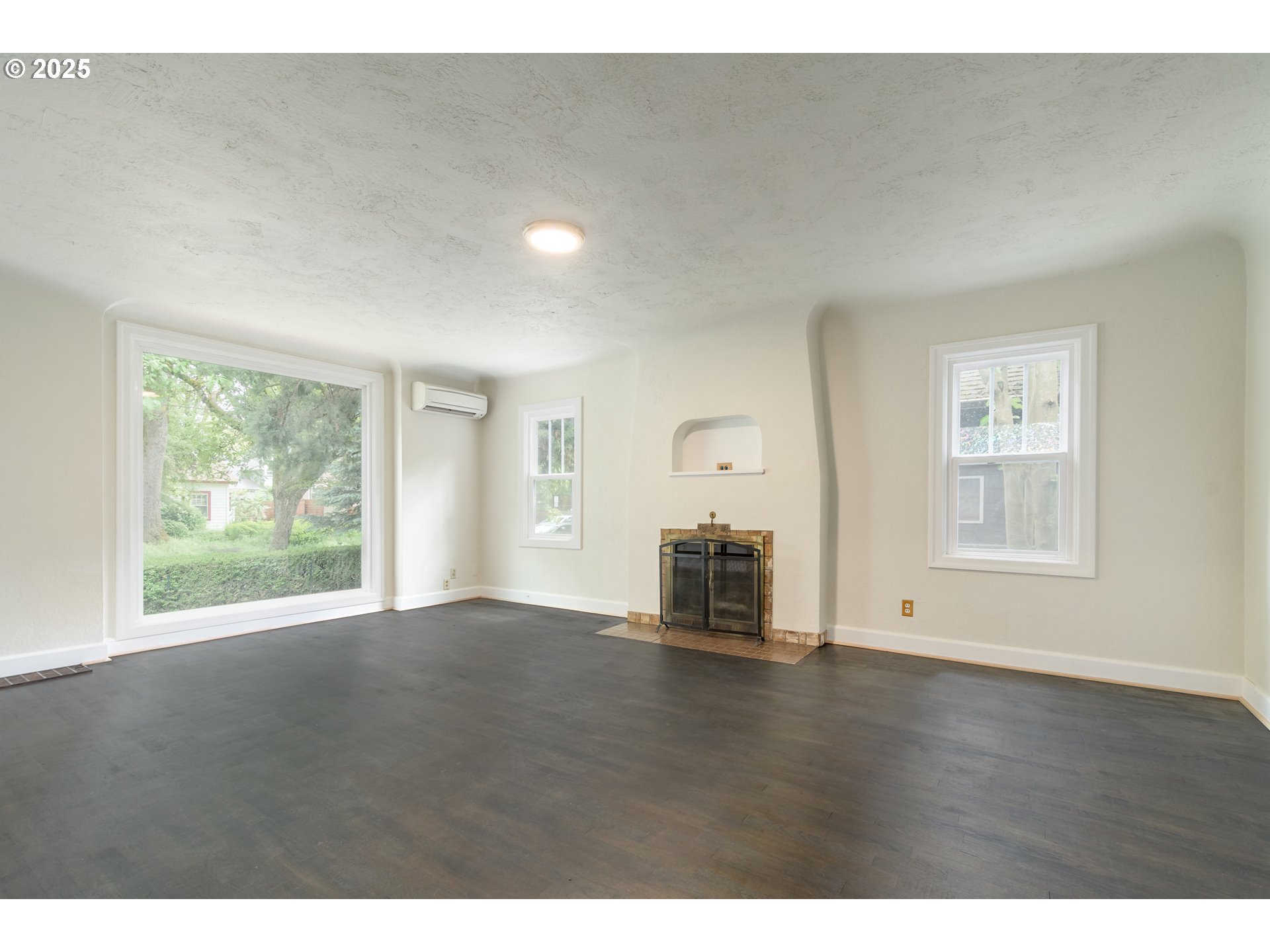 960 Washington Street Eugene, OR 97401 - Photo 13 of 43 a view of empty room with wooden floor and fan