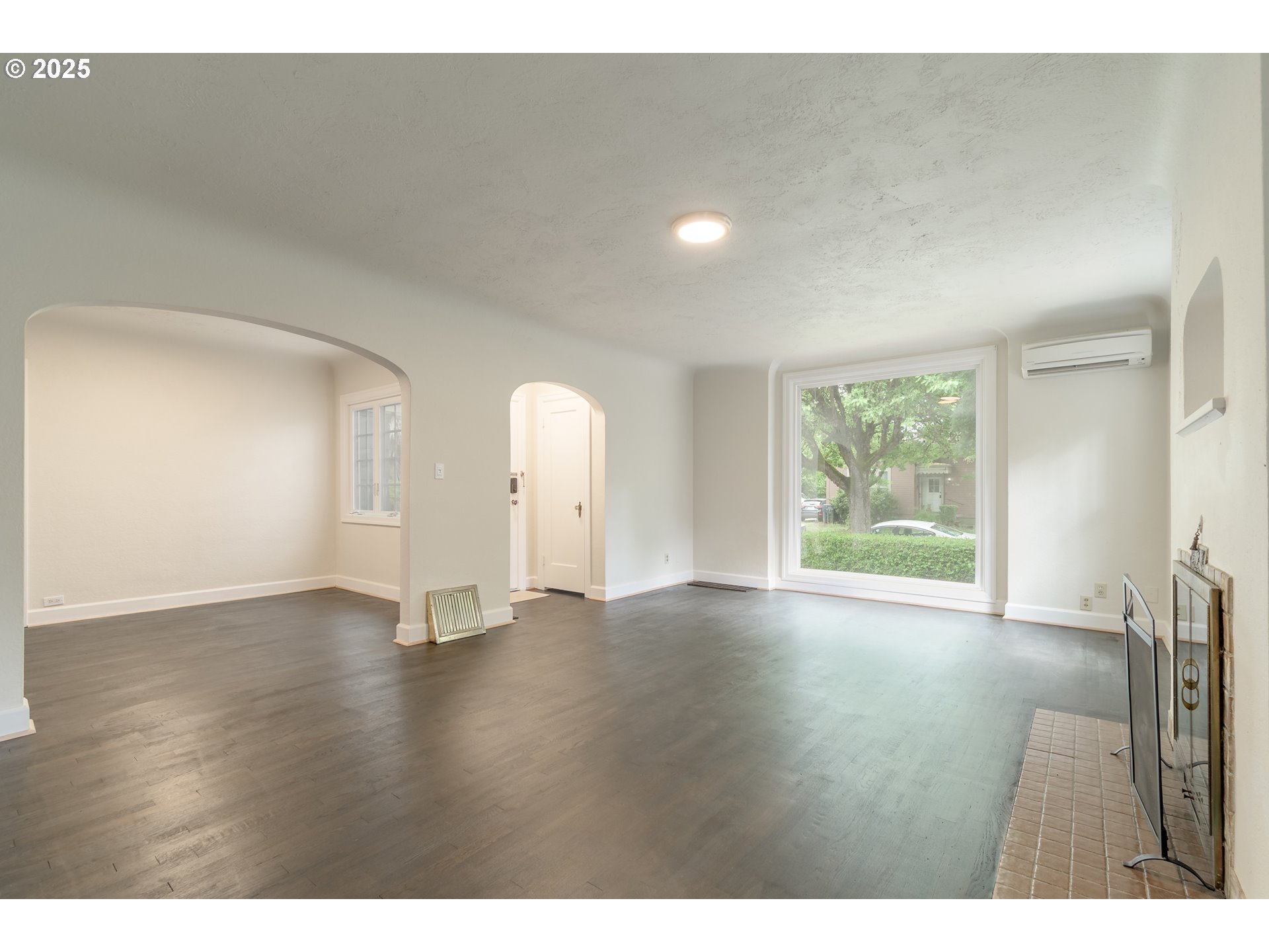 960 Washington Street Eugene, OR 97401 - Photo 15 of 43 a view of an empty room with wooden floor and a window