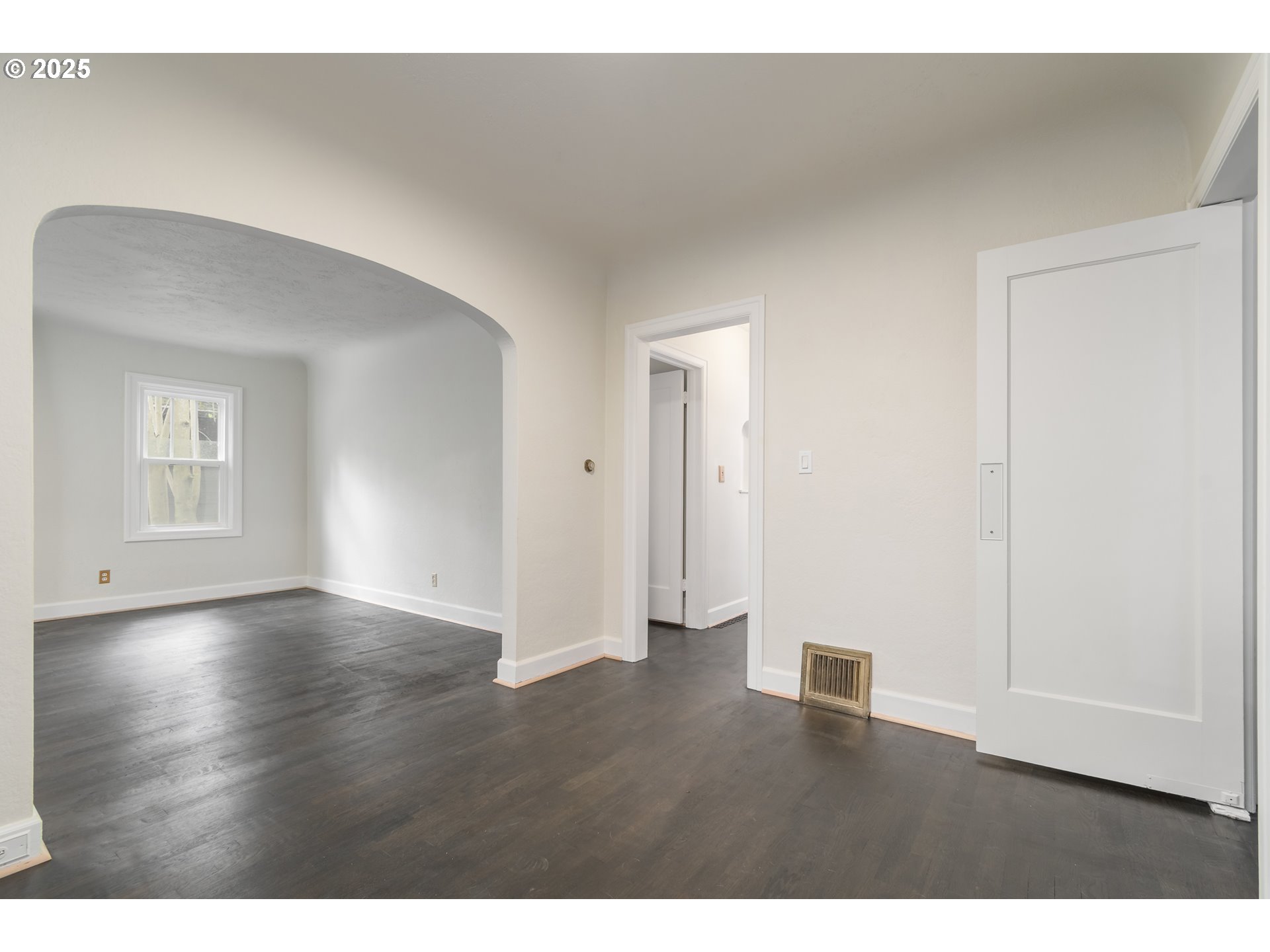 960 Washington Street Eugene, OR 97401 - Photo 17 of 43 a view of an empty room with wooden floor and a window