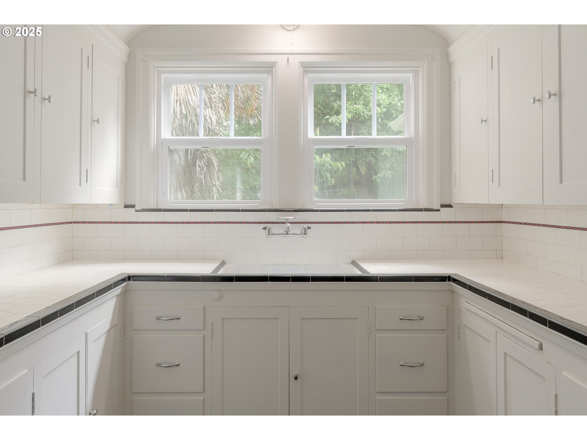 960 Washington Street Eugene, OR 97401 - Photo 19 of 43 a sink with a window