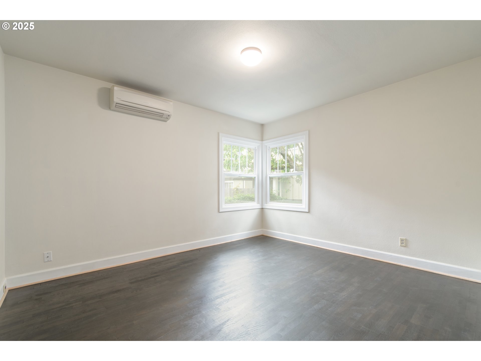 960 Washington Street Eugene, OR 97401 - Photo 23 of 43 an empty room with wooden floor and windows
