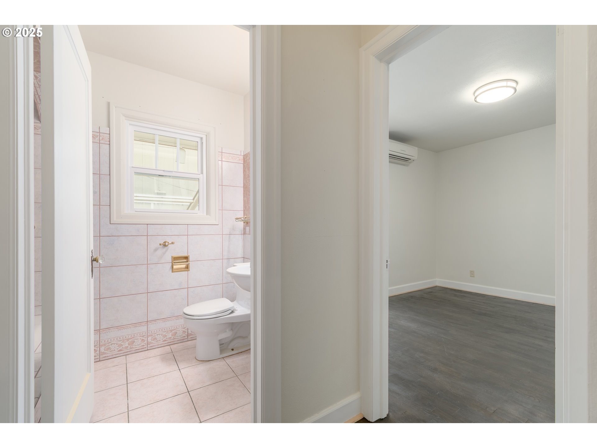 960 Washington Street Eugene, OR 97401 - Photo 25 of 43 a bathroom with a toilet