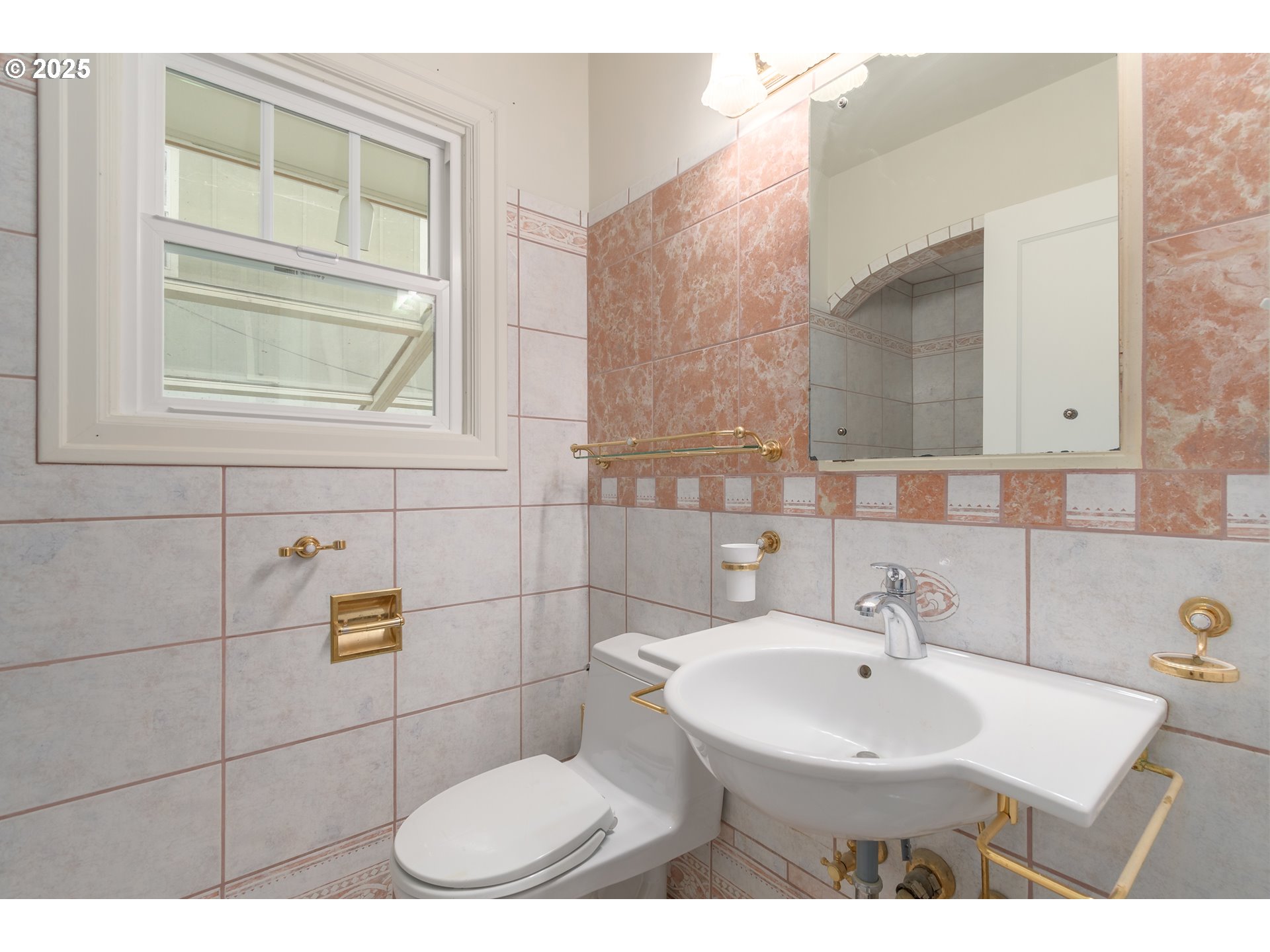 960 Washington Street Eugene, OR 97401 - Photo 28 of 43 a bathroom with a sink toilet and mirror