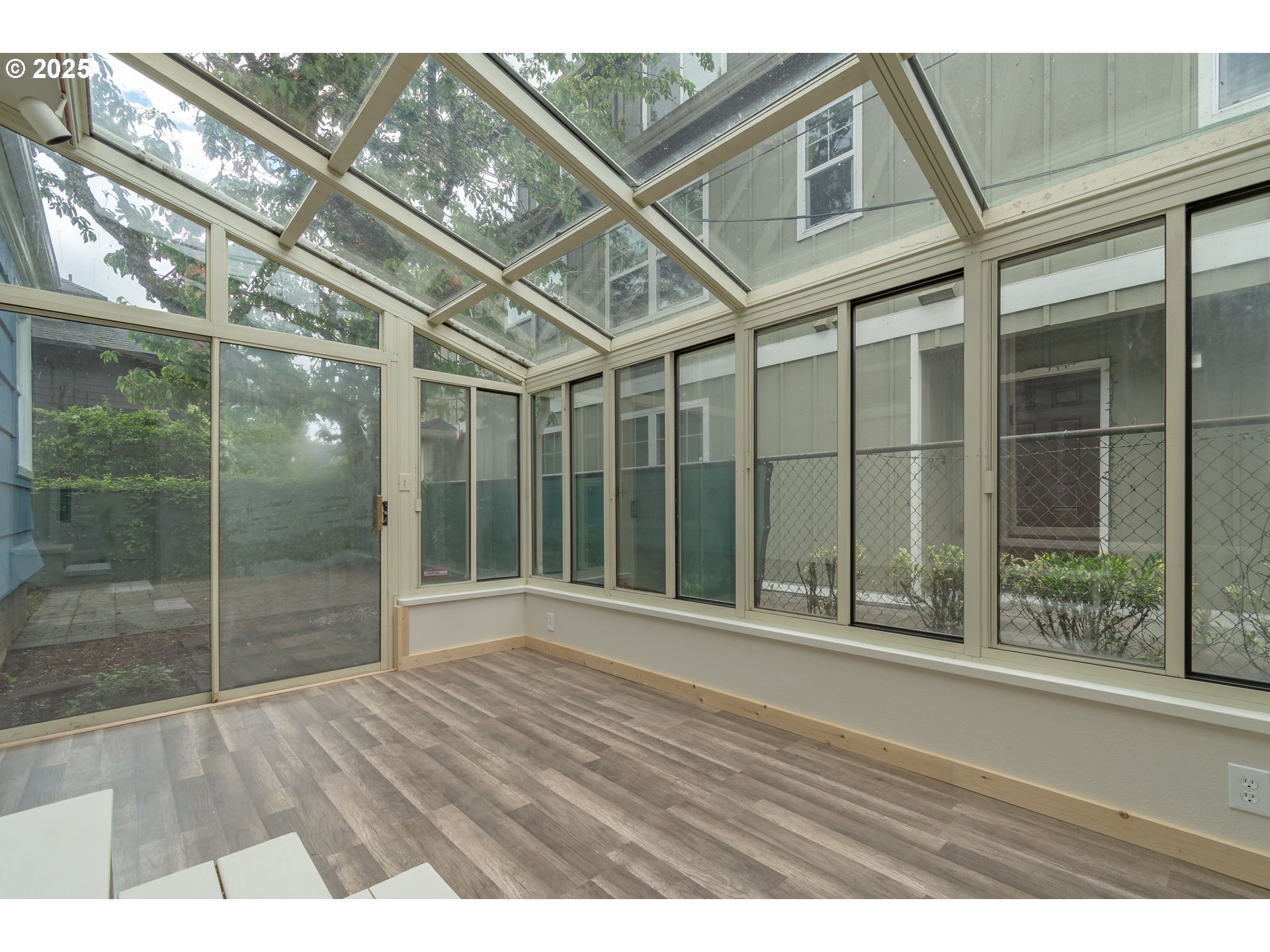 960 Washington Street Eugene, OR 97401 - Photo 30 of 43 a view of outdoor space