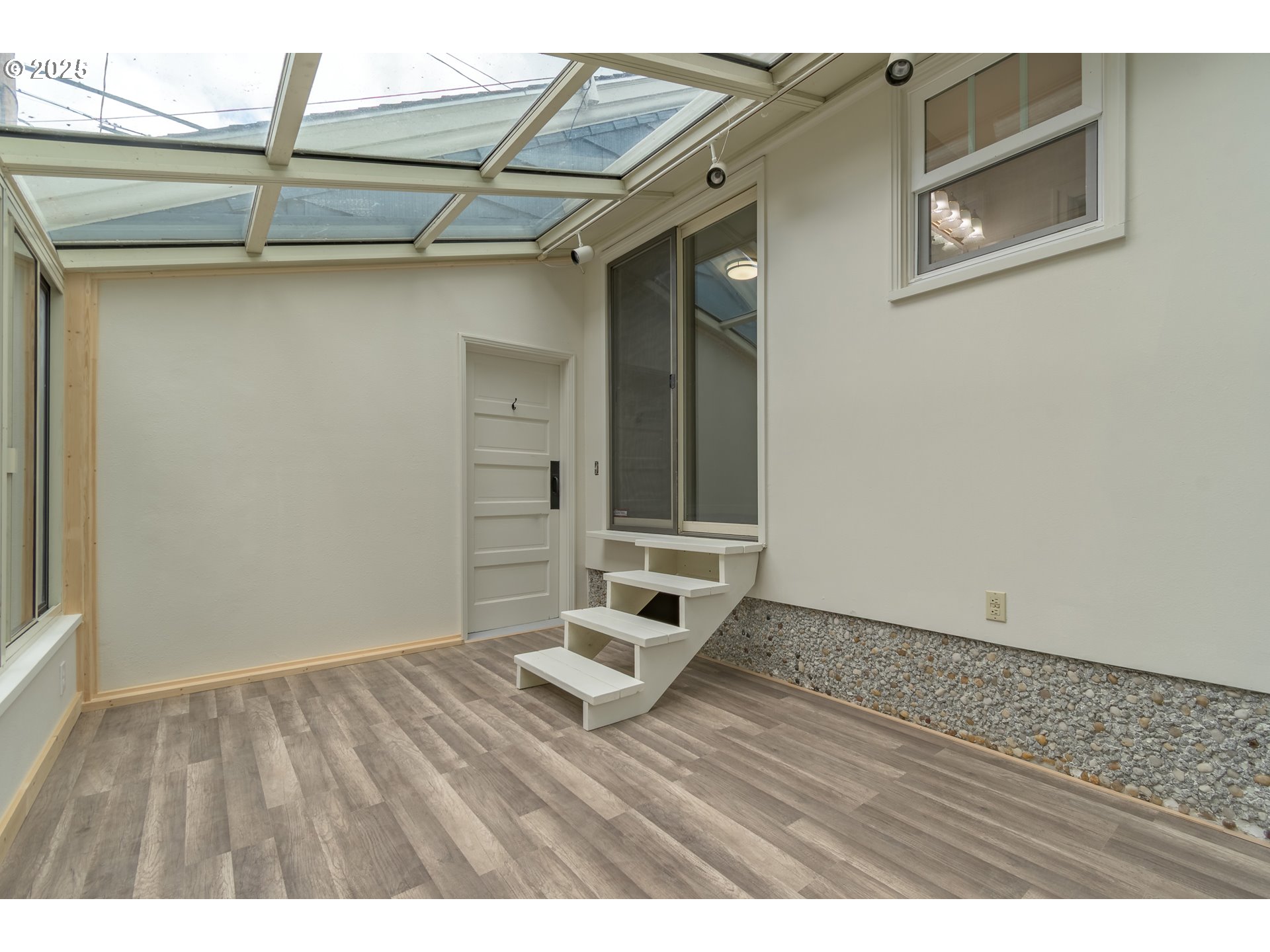 960 Washington Street Eugene, OR 97401 - Photo 31 of 43 a view of an empty room with wooden floor