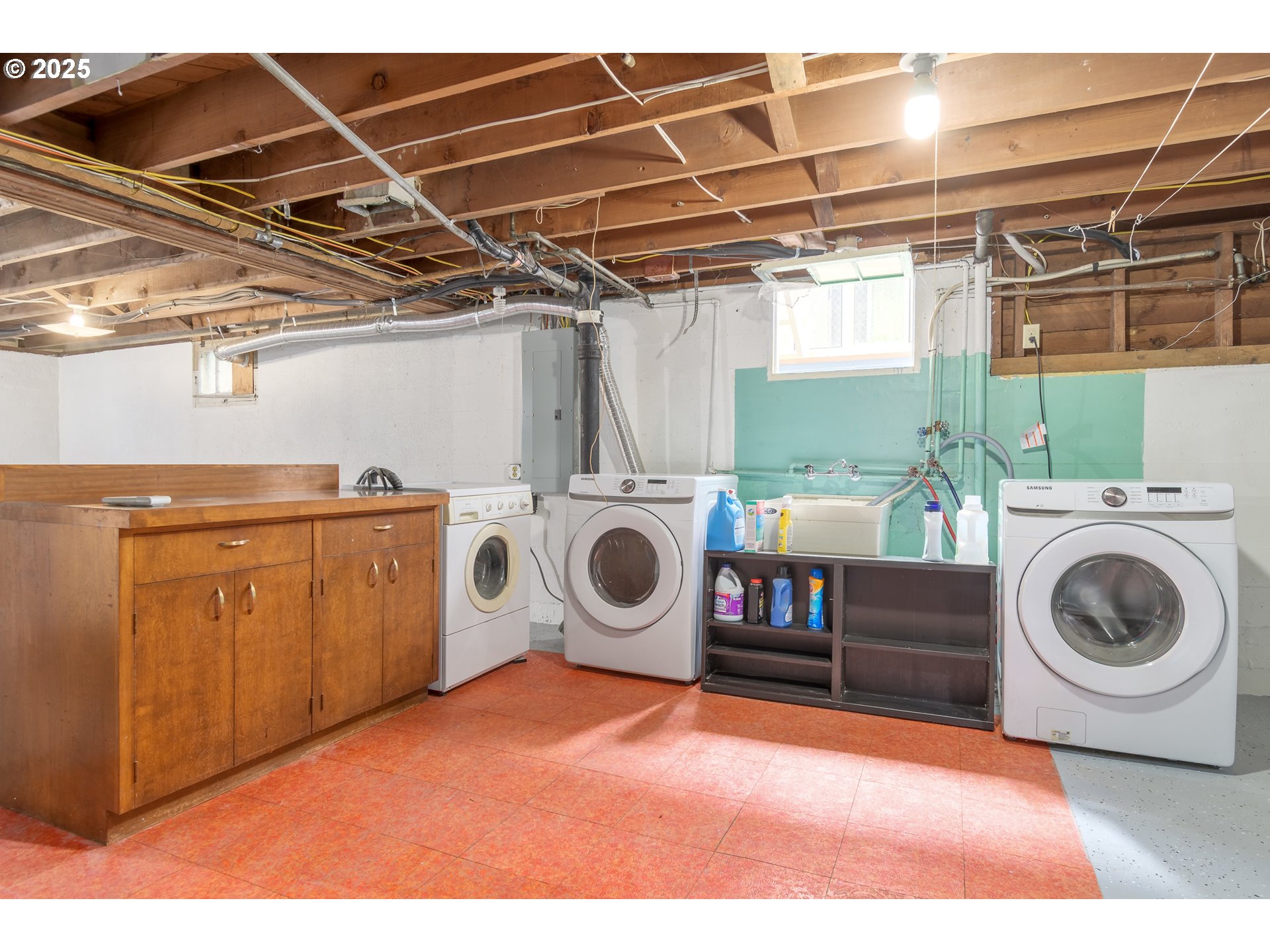 960 Washington Street Eugene, OR 97401 - Photo 34 of 43 a utility room with dryer and washer