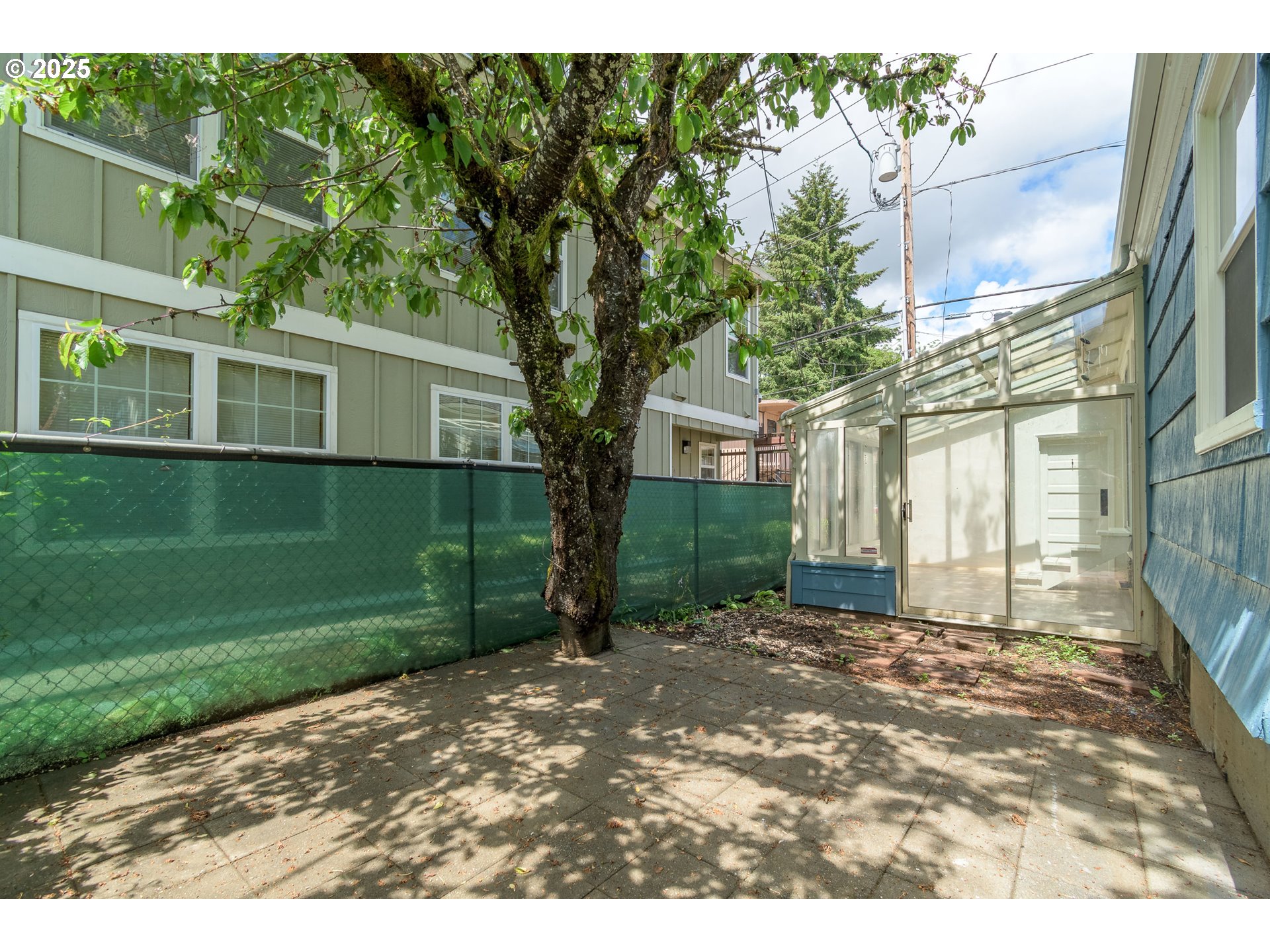 960 Washington Street Eugene, OR 97401 - Photo 40 of 43 a view of a backyard with a garden