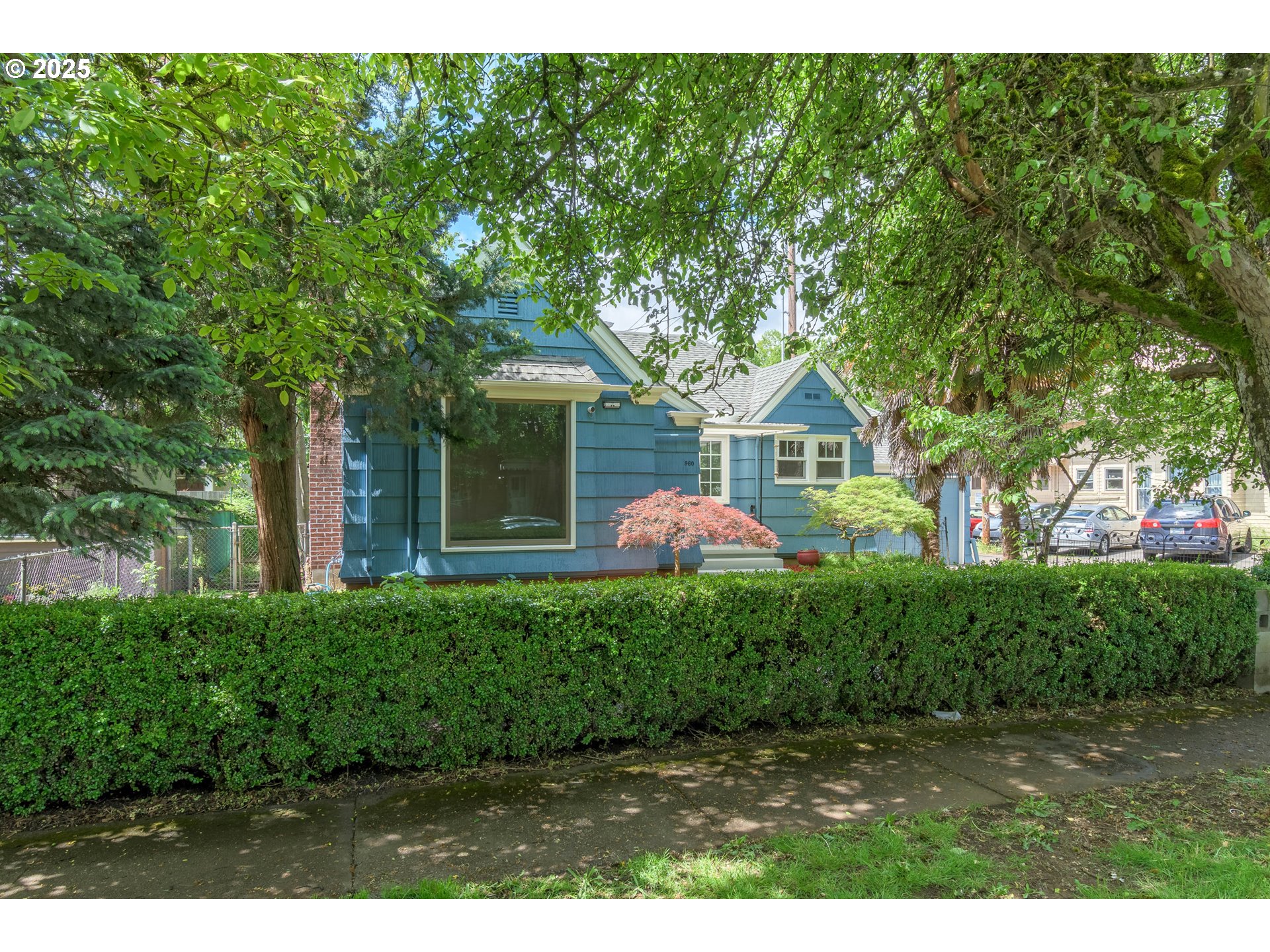 960 Washington Street Eugene, OR 97401 - Photo 4 of 43 a front view of a house with garden
