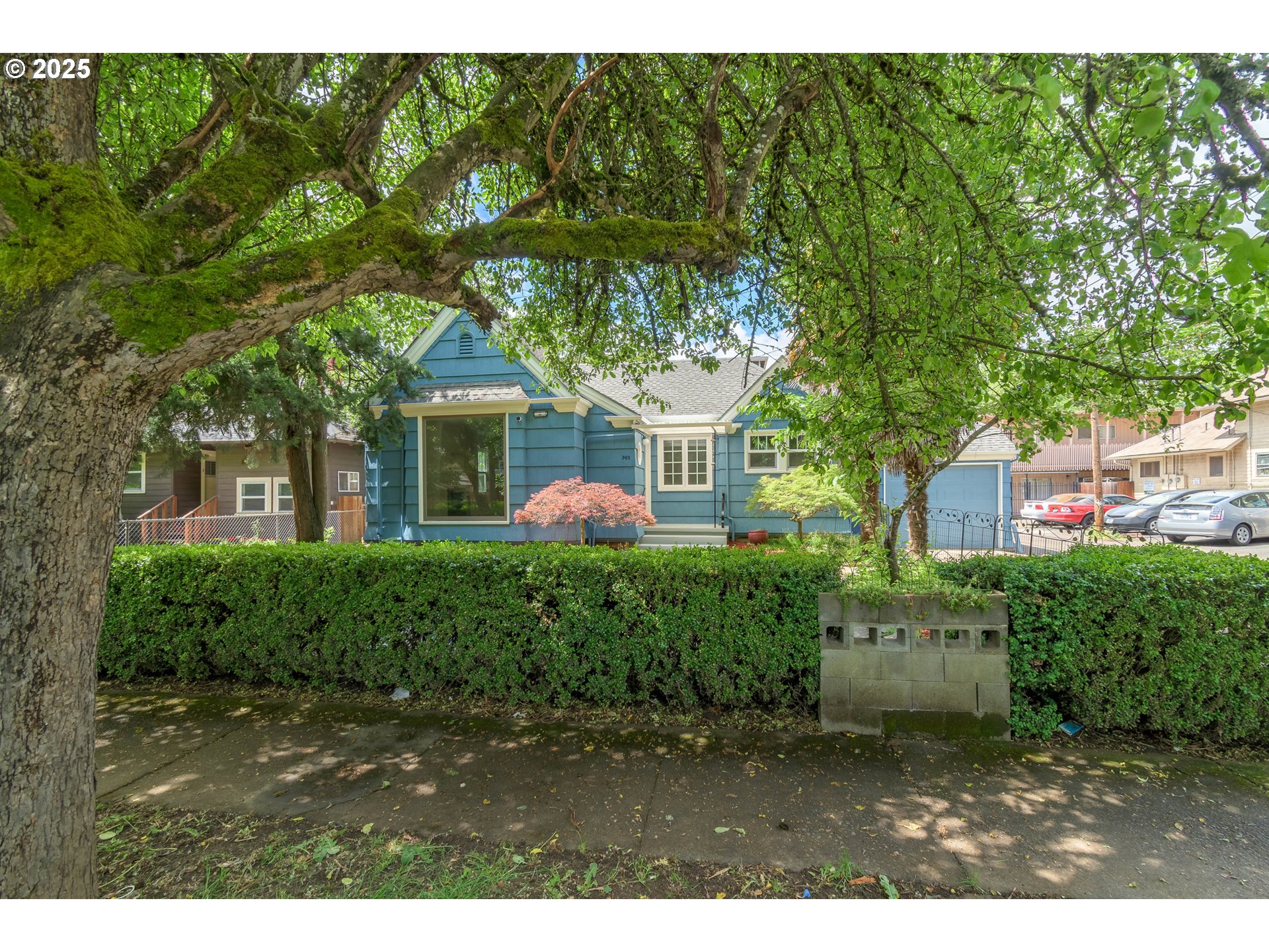 960 Washington Street Eugene, OR 97401 - Photo 5 of 43 a front view of a house with a garden