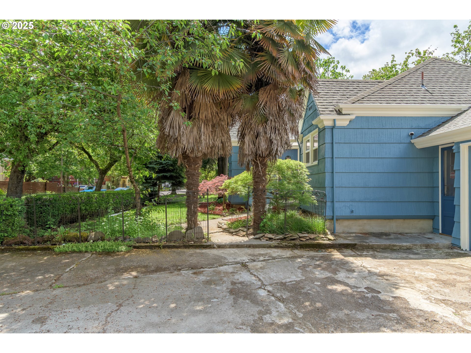 960 Washington Street Eugene, OR 97401 - Photo 7 of 43 a view of a house with backyard and garden