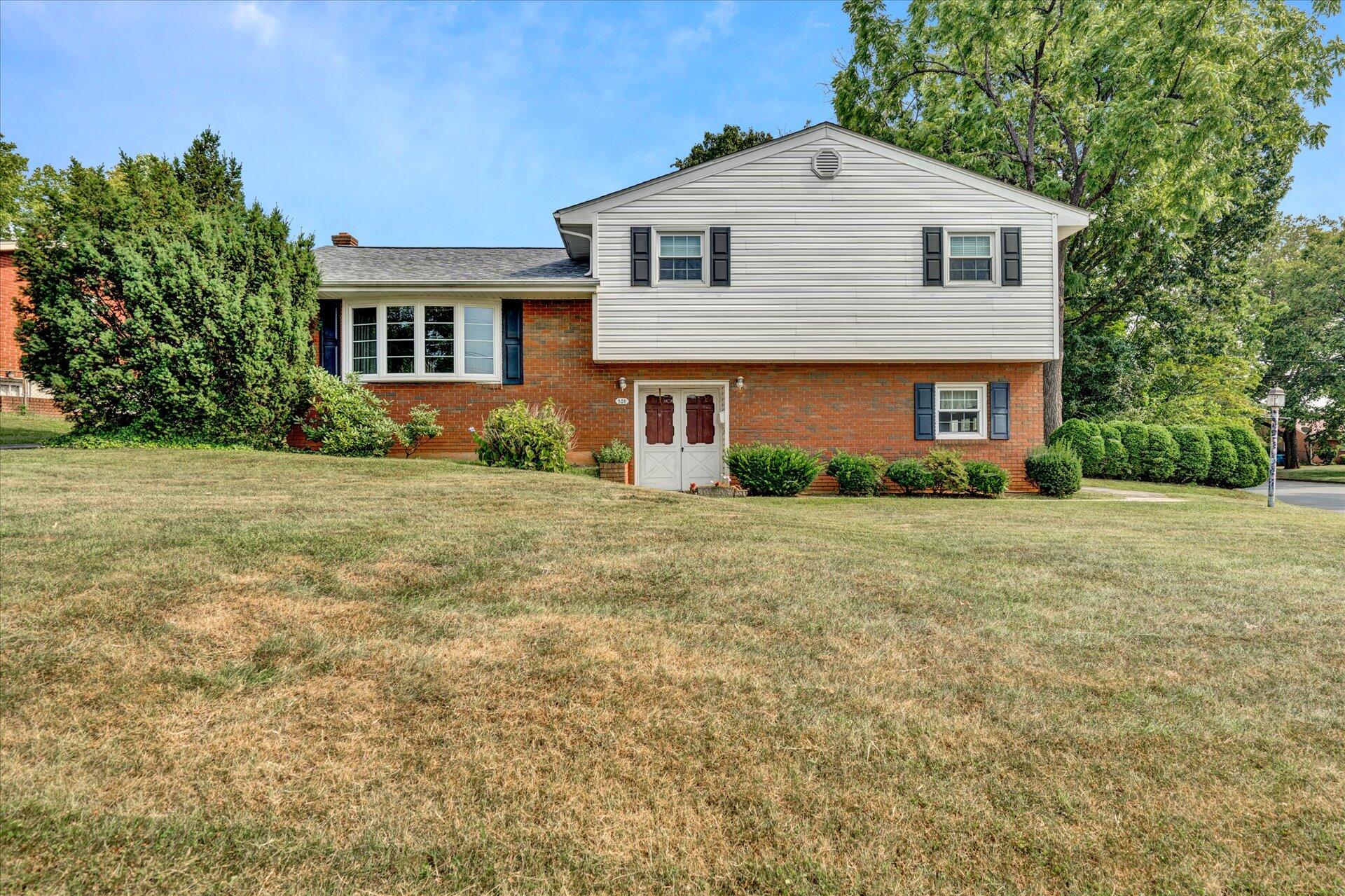 101 Frontier Road Northeast Roanoke, VA 24012 - Photo 1 of 27 01-DSC4713