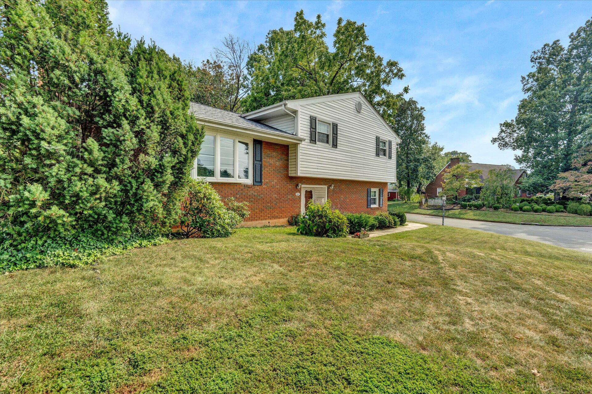 101 Frontier Road Northeast Roanoke, VA 24012 - Photo 2 of 27 02-DSC4710