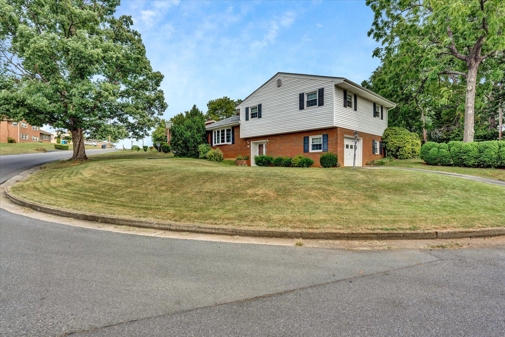 101 Frontier Road Northeast Roanoke, VA 24012 - Photo 3 of 27 03-DSC4716