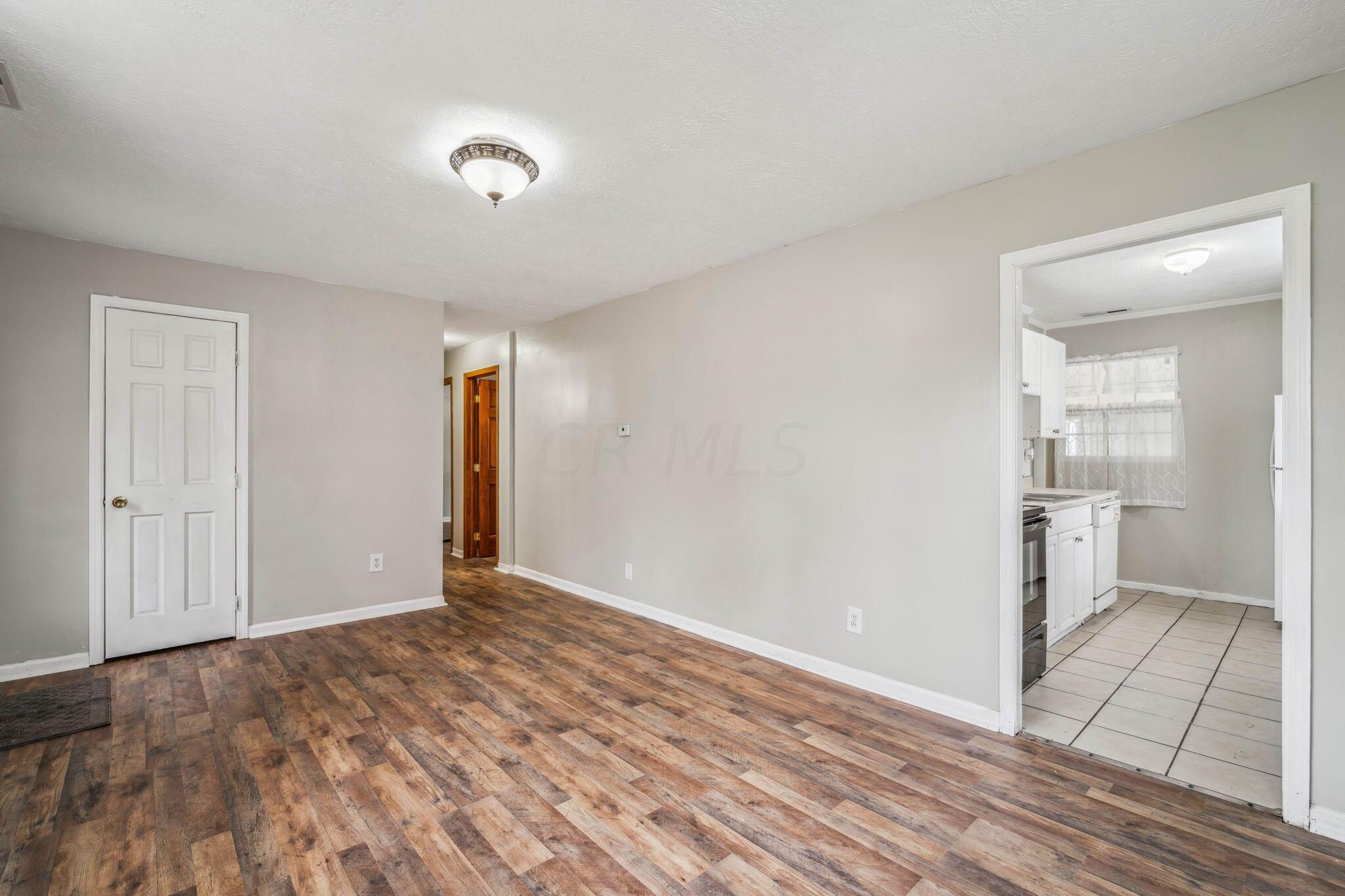 1158 South Hampton Road Columbus, OH 43227 - Photo 8 of 29 Living Room