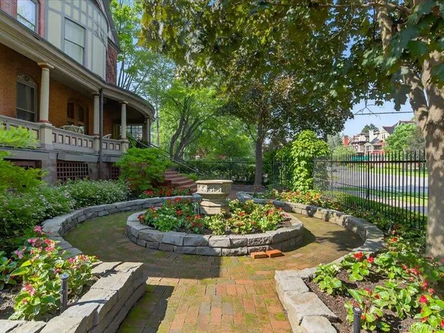 a view of a house with backyard
