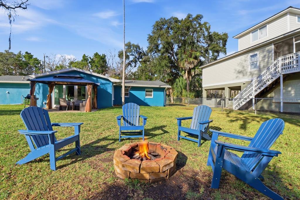 3619 North Suwanee Point Crystal River, FL 34428 - Photo 31 of 54 a view of a chairs and table in the patio