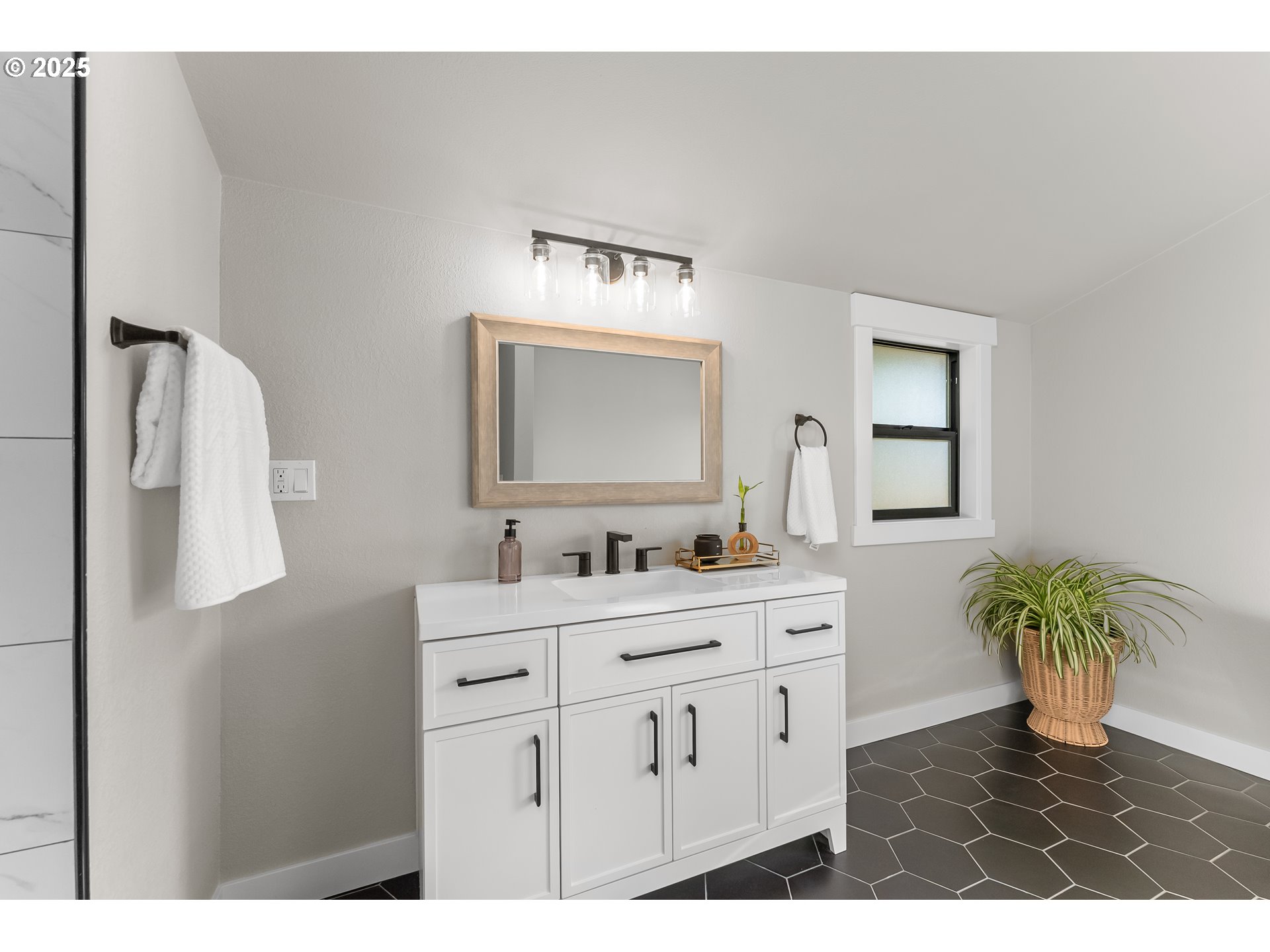 710 Cleveland Rapids Road Roseburg, OR 97471 - Photo 14 of 48 Primary Bedroom