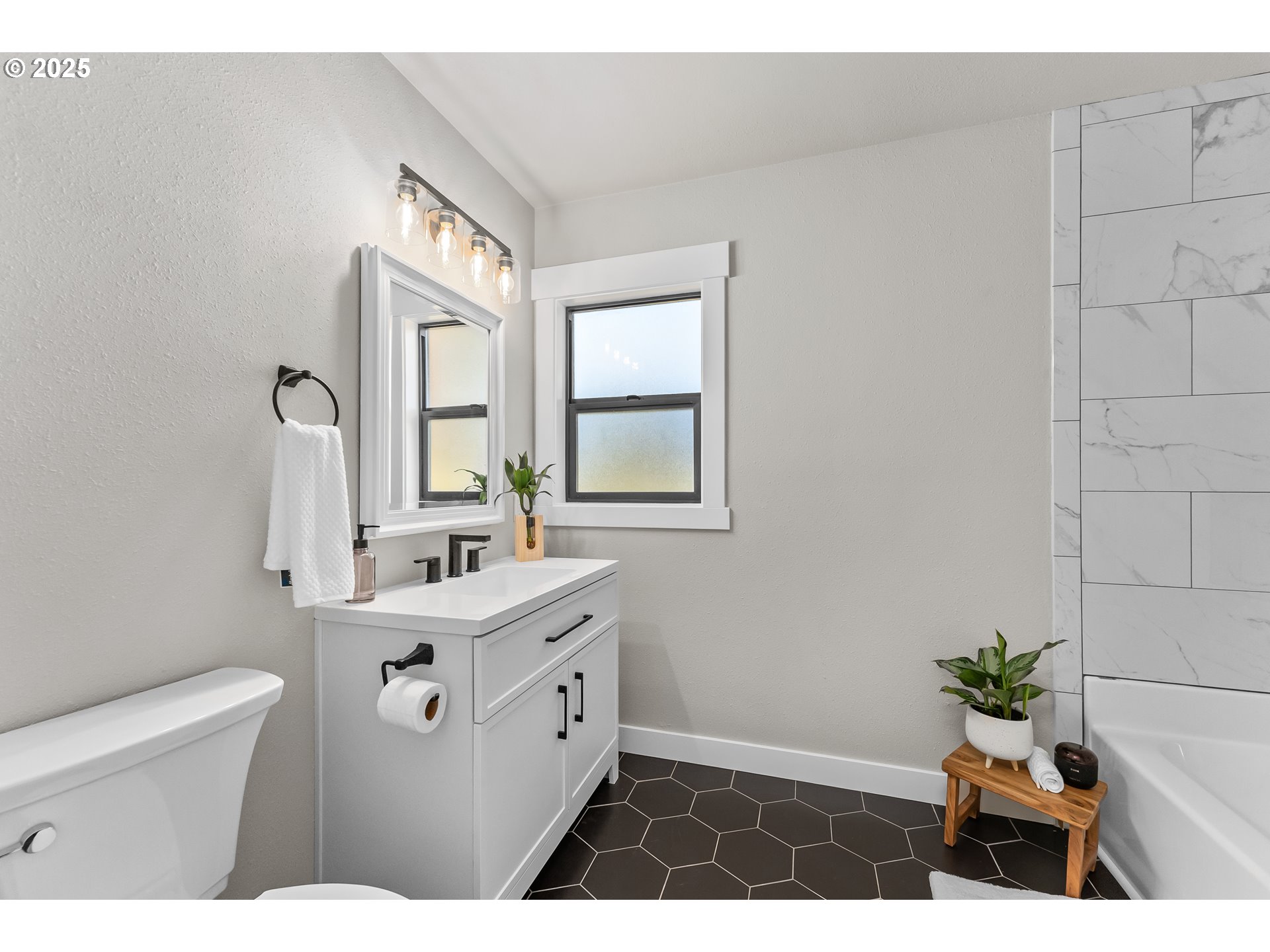 710 Cleveland Rapids Road Roseburg, OR 97471 - Photo 20 of 48 Bedroom