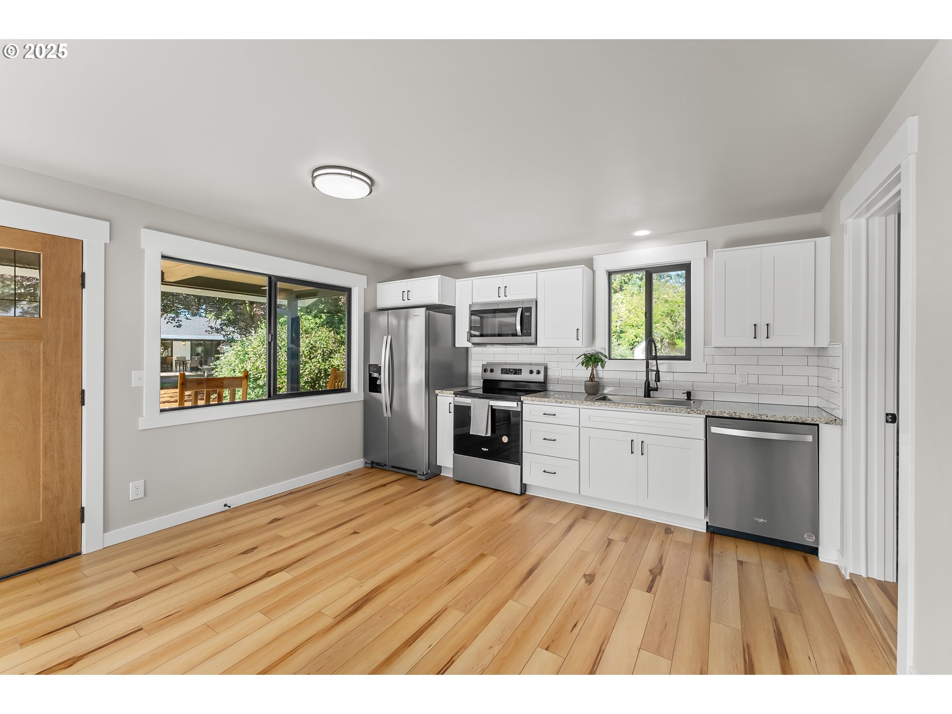 710 Cleveland Rapids Road Roseburg, OR 97471 - Photo 31 of 48 Living Room