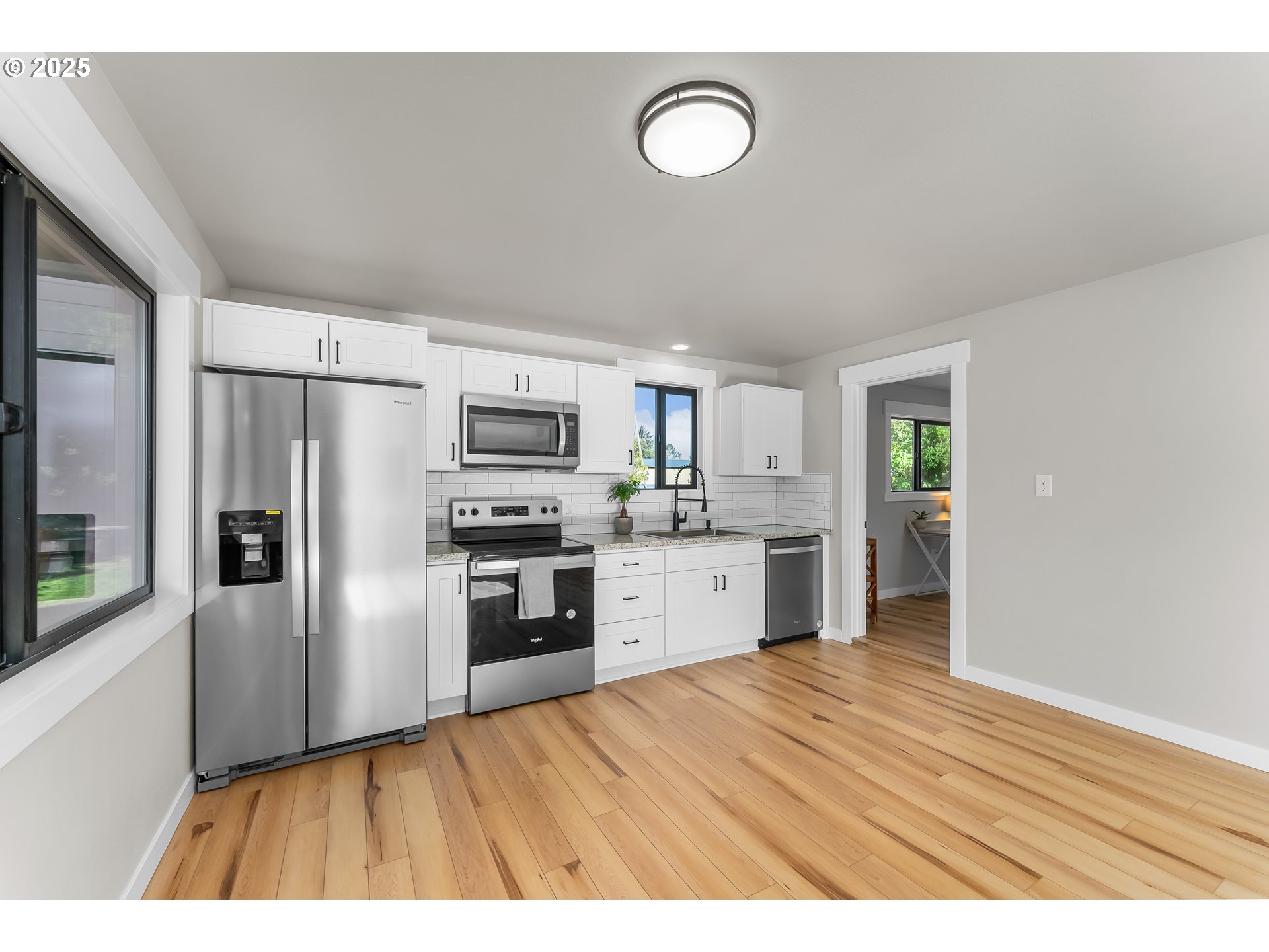 710 Cleveland Rapids Road Roseburg, OR 97471 - Photo 32 of 48 Living Room
