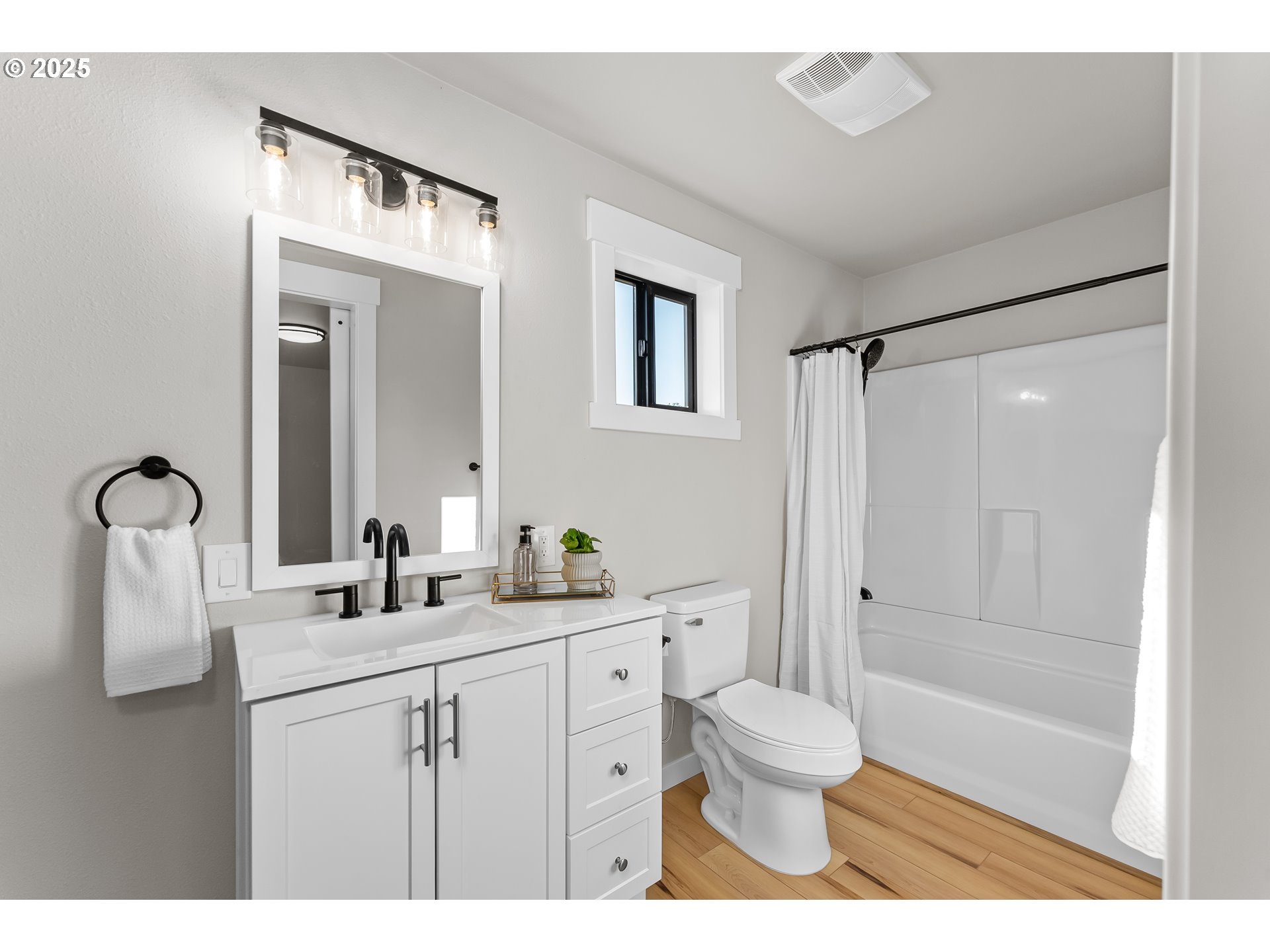 710 Cleveland Rapids Road Roseburg, OR 97471 - Photo 35 of 48 Primary Bedroom