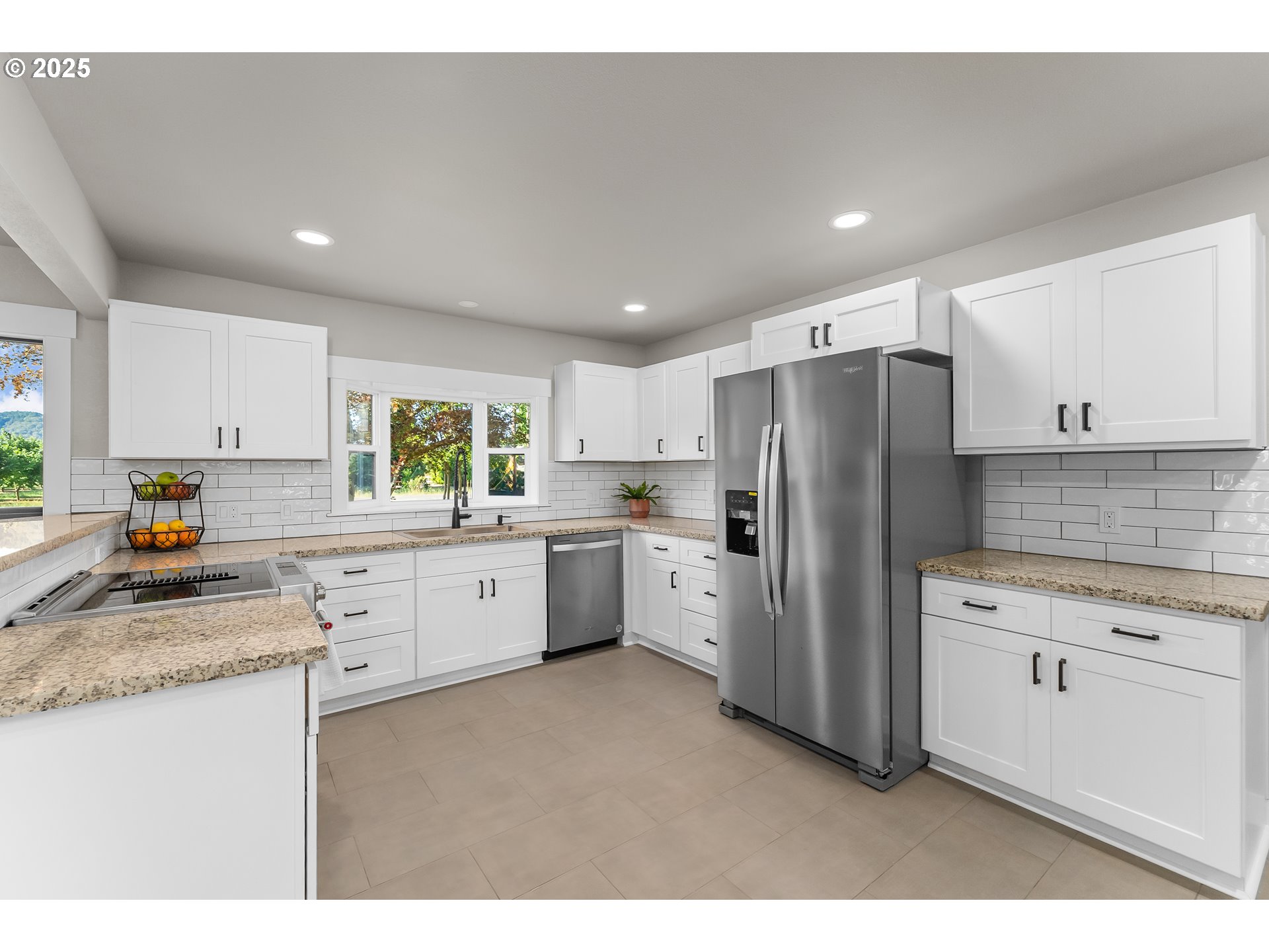710 Cleveland Rapids Road Roseburg, OR 97471 - Photo 8 of 48 Living Room