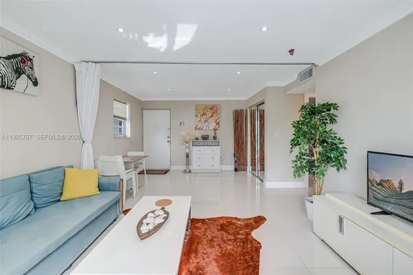 $2,400 | 618 Euclid Avenue, Unit 204, Miami Beach, FL 33139