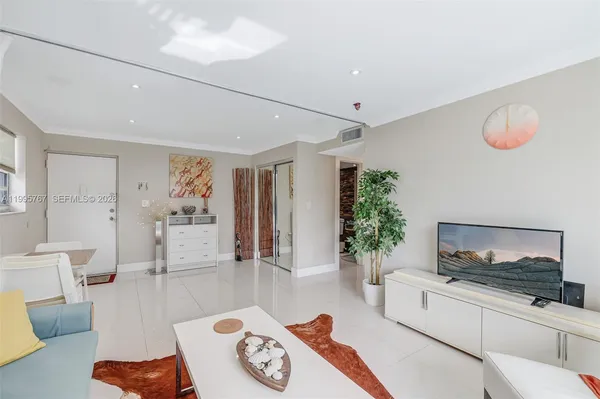 $2,400 | 618 Euclid Avenue, Unit 204, Miami Beach, FL 33139