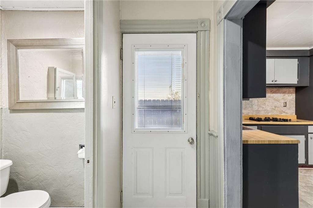 440 East Pearl Street Butler, PA 16001 - Photo 18 of 47 Access to back covered porch